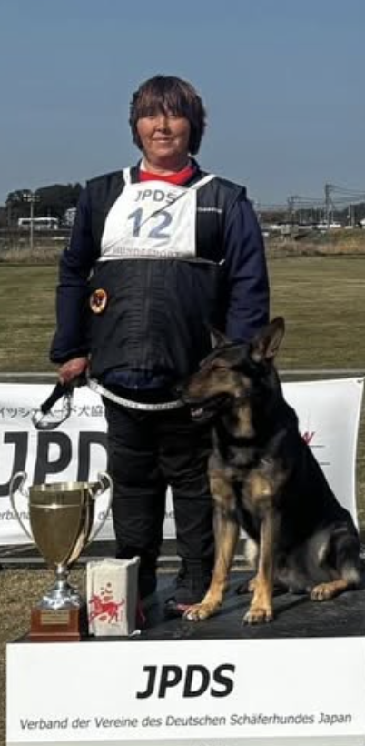 トレーナーと受賞犬